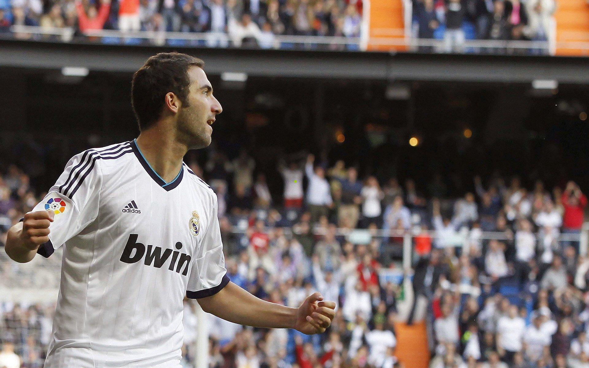 国足提前集训引发热议，效仿女足冲刺出线成焦点